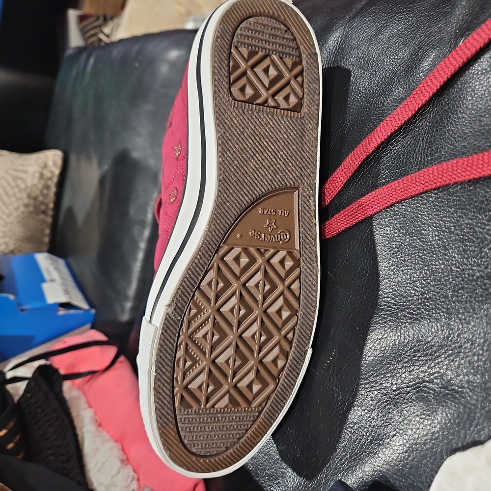 Converse - Picture 2 of 3
